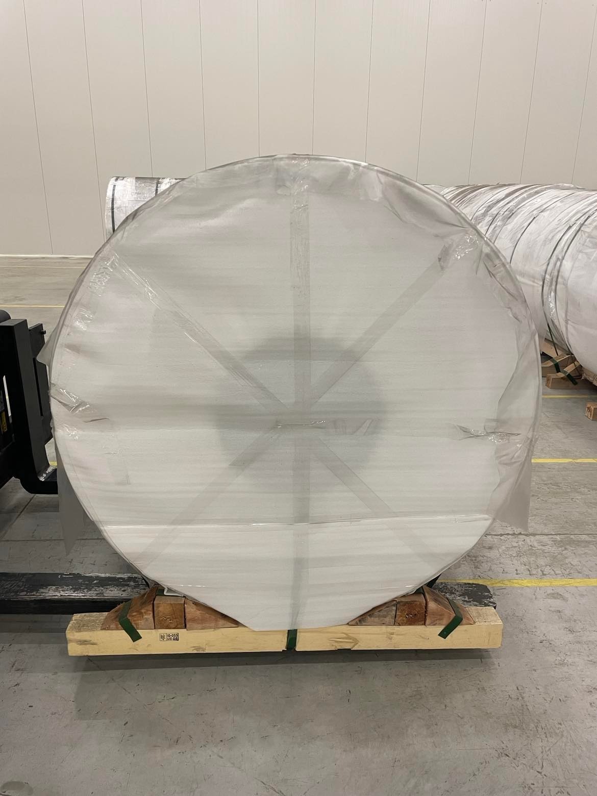 Protected aluminium coil positioned on a pallet for handling
